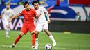 <p>Pemain Timnas Indonesia, Nathan Tjoe-A-On (kanan) berebut bola dengan pemain China, Wei Shiha saat laga lanjutan putaran ketiga Grup C Kualifikasi Piala Dunia 2026 di Qingdao Youth Stadium, Qingdao, China, Selasa (15/10/2024). (AFP)</p>