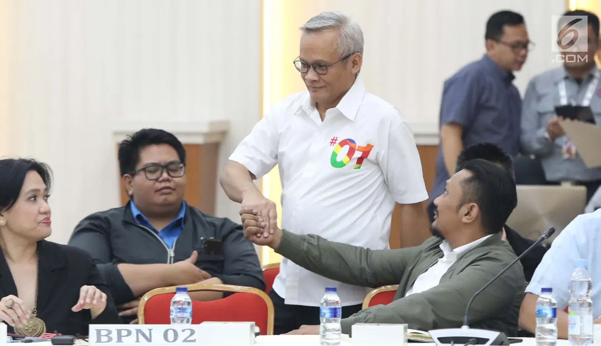 Direktur Program TKN 01, Aria Bima (tengah) jelang rapat evaluasi debat Cawapres di Gedung KPU, Jakarta, Selasa (19/3). Rapat juga membahas persiapan pelaksanaan debat pilpres keempat dan kelima. (Liputan6.com/Helmi Fithriansyah)