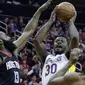 Aksi pemain Los Angeles Lakers, Julius Randle (30) melakukan tembakan saat diadang pemain Rockets pada lanjutan NBA basketball game di Toyota Center, Houton, (31/12/2017). Rockets menang 148-142. (AP/Michael Wyke)