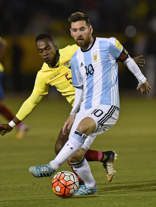 Pemain timnas Argentina, Lionel Messi mendapat kawalan pemain Ekuador, Renato Ibarra pada Kualifikasi Piala Dunia 2018, di Stadion Atahualpa, Rabu (11/10). Hat-trick Messi membawa Argentina lolos ke Piala Dunia dengan skor 3-1. (Rodrigo BUENDIA / AFP)