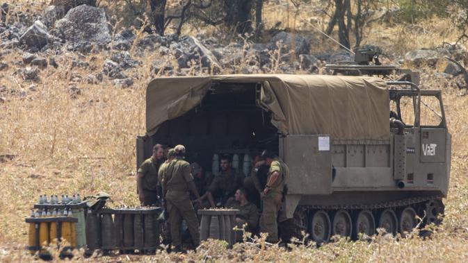 Tentara Israel berkumpul di sekitar peluru unit artileri bergerak dekat perbatasan dengan Lebanon di Israel utara, Selasa (28/7/2020). Situasi perbatasan Israel dengan Lebanon memburuk setelah meningkatnya ketegangan antara kedua negara. (AP Photo/Ariel Schalit)