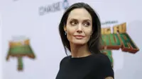 Angelina Jolie berpose pada acara pemutaran perdana film " Kung Fu Panda 3 " di teater TCL Cina di Hollywood, California 16 Januari 2016. Badan Angelina Jolie tampak kurus, bahkan kabarnya berat badannya cuma 37 kg. (REUTERS/Mario Anzuoni)