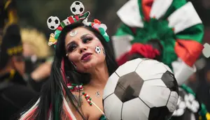 Seorang penari tampil di sepanjang Jalan Reforma di Kota Meksiko, Sabtu, 6 Juni 2026 menjelang Piala Dunia 2026. (AP Photo/Moises Castillo)