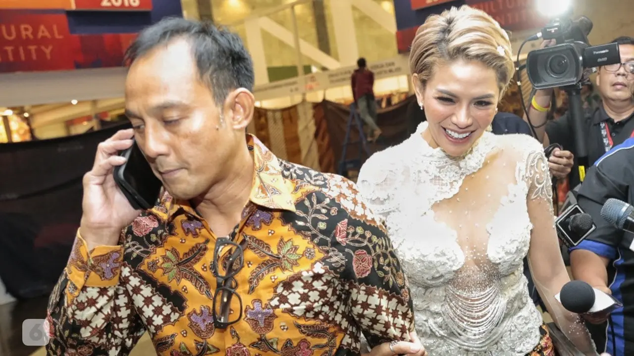 [Bintang] Nikita Mirzani dan Dipo Latief