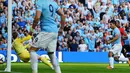 Striker Manchester City Sergio Aguero (dua dari kanan) berhasil memperbesar keunggulan pada pertandingan sepak bola Liga Inggris antara Manchester City vs Manchester United di Stadion Etihad, Manchester (22/09/13). (AFP/Andrew Yates)