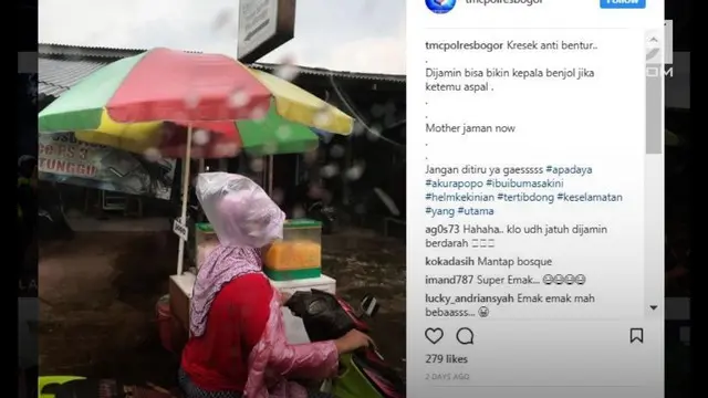 VIDEO: Emak-Emak Ini Pilih Pakai ‘Kresek’ Saat Naik Motor
