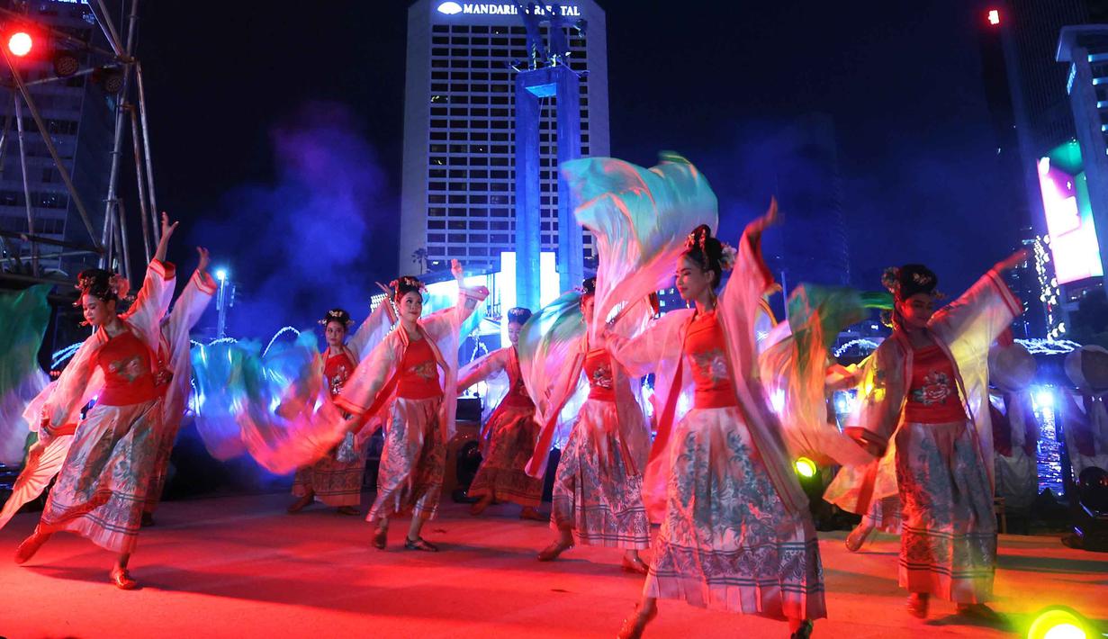 Pemerintah Provinsi DKI Jakarta menggelar acara Transisi Perayaan Imlek 2577 Kongzili menuju Ramadan 1447 Hijriah di kawasan Bundaran Hotel Indonesia (HI), Jakarta, Selasa (17/2/2026). Tampak dalam foto, penari beraksi pada acara Transisi Perayaan Imlek 2577 Kongzili menuju Ramadan 1447 H di kawasan Bundaran Hotel Indonesia (HI), Jakarta, Selasa (17/2/2026). (Kapanlagi.com/Budy Santoso)