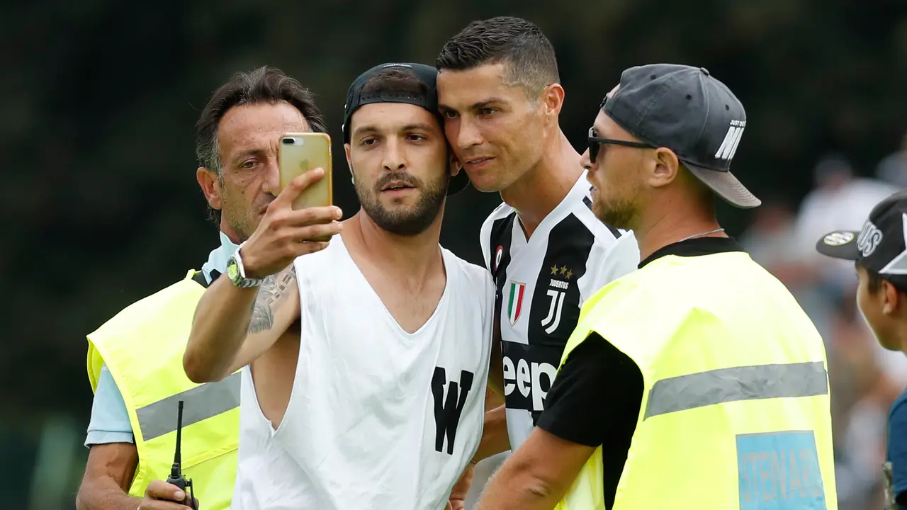 Momen Ronaldo Diajak Selfie Suporter Juventus di Lapangan