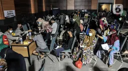 Suasana saat warga mengikuti vaksinasi COVID-19 di Jakarta Islamic Center, Koja, Jakarta Utara, Selasa (7/9/2021). Dari 32,1 persen jumlah sasaran 208 juta jiwa warga yang divaksin, sekitar 20 persen di antara warga lansia. (merdeka.com/Iqbal S. Nugroho)