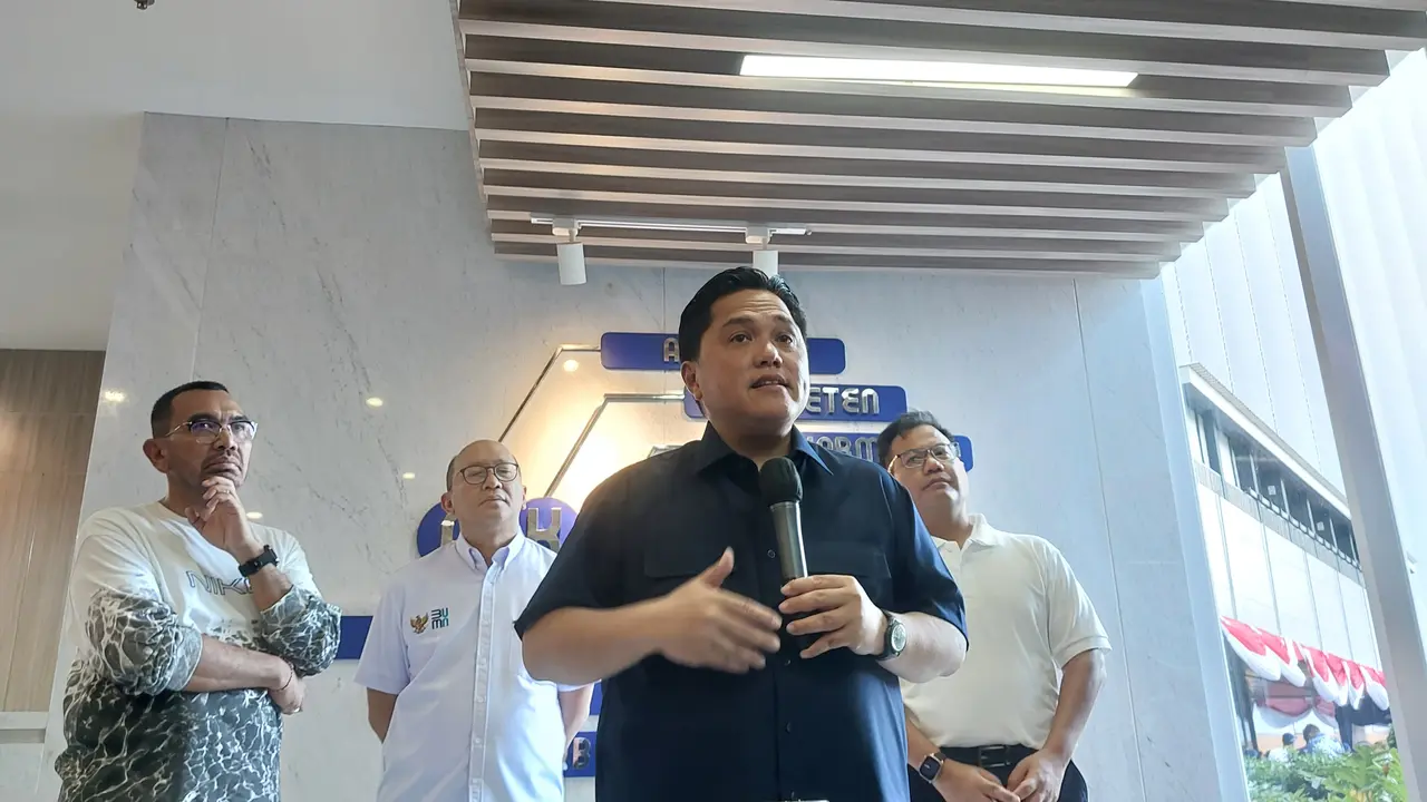 Menteri BUMN Erick Thohir di Kementerian BUMN, Selasa (1/8/2023). Erick Thohir mengungkap alasan penunjukkan Rosan Roeslani menjadi Wakil Komisaris Utama Pertamina. (Arief/Liputan6.com)