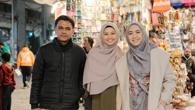 7 Potret Oki Setiana Dewi Antusias Belanja di Pasar Khan El Khalili Mesir, Destinasi Bersejarah (instagram/okisetianadewi).