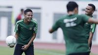 Pemain Timnas Indonesia, Evan Dimas, saat mengikuti sesi latihan di Stadion Wibawa Mukti, Jawa Barat, Sabtu (3/11). Latihan ini merupakan persiapan jelang Piala AFF 2018. (Bola.com/M Iqbal Ichsan)