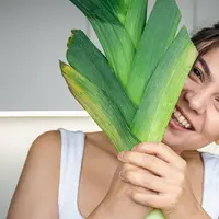 Lidah buaya memiliki sifat anti-inflamasi, antimikroba, dan efek menenangkan yang dapat membantu berbagai masalah kulit, mulai dari iritasi, jerawat, hingga kulit kering. (foto/dok: freepik/pvproductions)