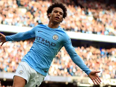 Gelandang Manchester City, Leroy Sane melakukan selebrasi usai mencetak gol ke gawang Stoke City pada lanjutan Liga Inggris di Etihad Stadium, Manchester, (14/10). City menang telak atas Stoke dengan skor 7-2. (Mike Egerton / PA via AP)