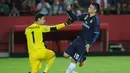 Gelandang Real Madrid, James Rodriguez melakukan selebrasi usai mencetak gol kegawang Sevilla pada lanjutan La Liga di Estadio Ramon Sanchez Pizjuan, Spanyol (9/11/2015). Sevilla menang atas Real Madrid dengan skor 3-2. (AFP PHOTO/CRISTINA QUICLER)