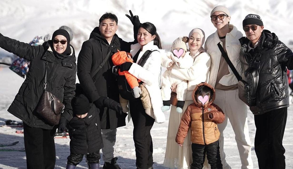 Keluarga Dinda dan Rey memang dikenal sebagai keluarga yang harmonis. Meski bawa empat bayi, namun keluarga aktor kelahiran 1998 ini terlihat sangat menikmati liburan ini. Kenakan busana warna netral, Rey Mbayang dan keluarga tampil kompak. Pancarkan aura bahagia, tak sedikit netizen yang ikut bahagia melihat kehangatan Dinda bareng keluarga sang suami. (Liputan6.com/IG/@rey_mbayang)