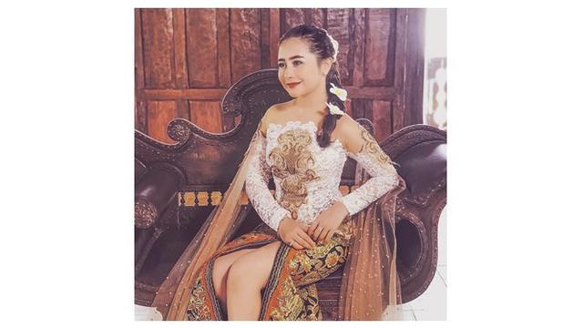 6 Pesona Prilly Latuconsina Pakai Kebaya, Makin Memesona