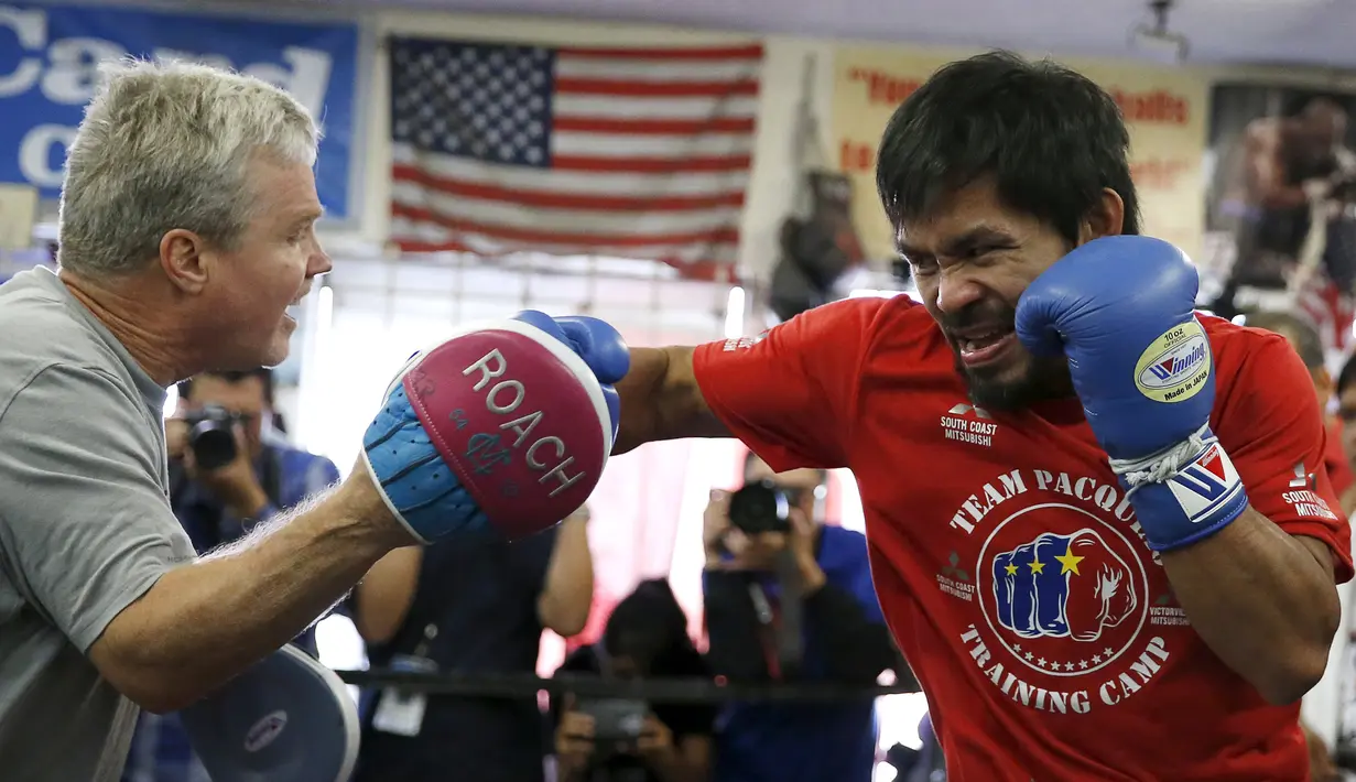 Ekspresi Manny Pacquiao saat melakukan latihan bersama pelatihnya jelang pertarungan melawan Tim Bradley di Hollywood, Los Angeles, California, Rabu (30/3). Petinju berjuluk ‘Pacman’ itu akan menantang Bradley pada 9 April 2016. (REUTERS/Lucy Nicholson)