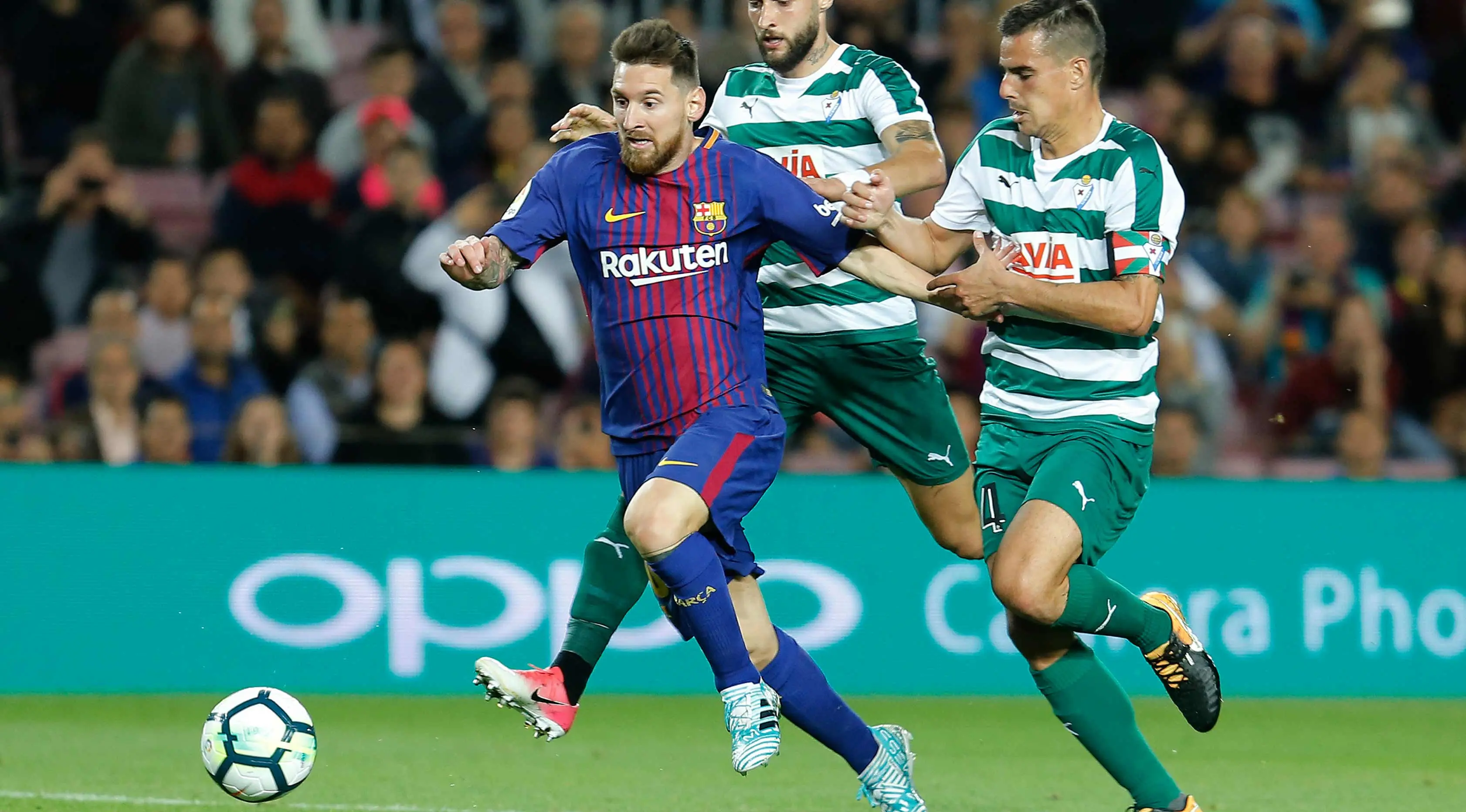 Aksi Lionel Messi saat membawa dari kejaran pemain Eibar pada pertandingan La Liga Spanyol di stadion Camp Nou di Barcelona, Spanyol, (19/9). Barcelona menang telak 6-1 atas SD Eibar. (AFP Photo/Pau Barrena)