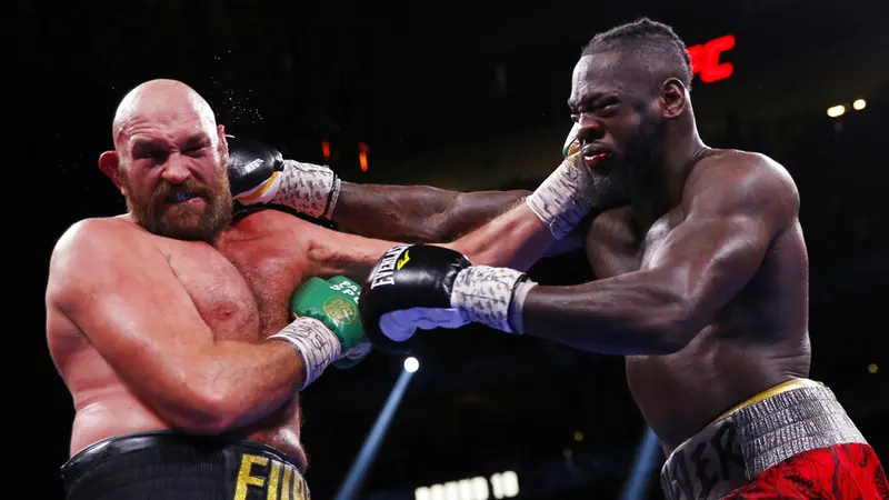 FOTO: Tyson Fury Pukul KO Deontay Wilder