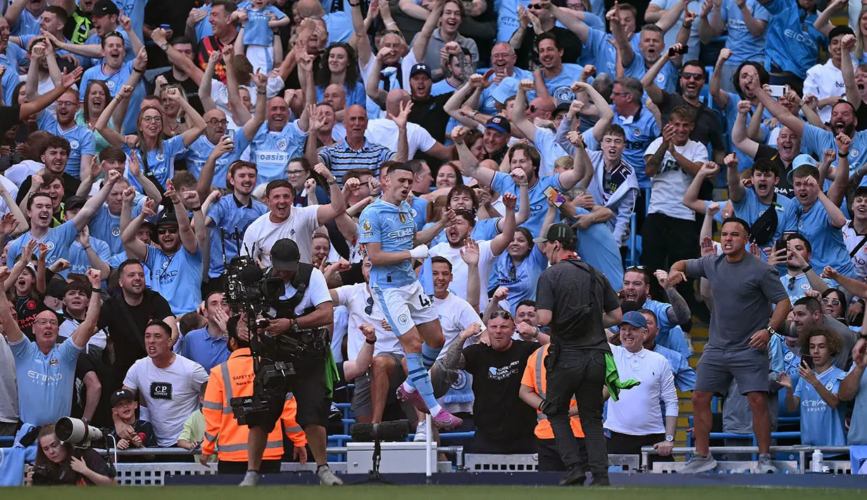 Selebrasi gelandang Manchester City, Phil Foden setelah mencetak gol kedua timnya ke gawang West Ham United pada laga pekan terakhir Liga Inggris 2023/2024 di Etihad Stadium, Manchester, Minggu (19/5/2024). (AFP/Oli Scarff)