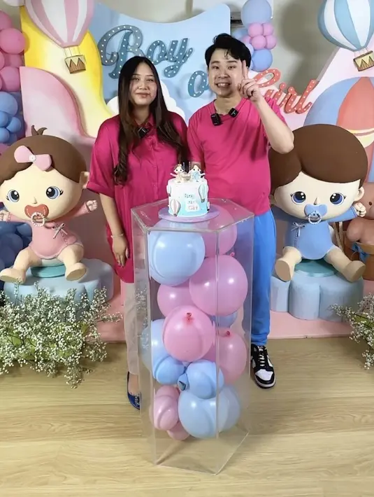 Sisca memadukannya dengan celana coklat dengan pump heels warna biru. Sementara itu, Jess mengenakan celana biru dan sneakersnya. [@siscakohl]