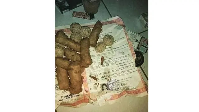 5 Foto Orang di Kertas Bungkusan Ini Bikin Ketawa Nyengir