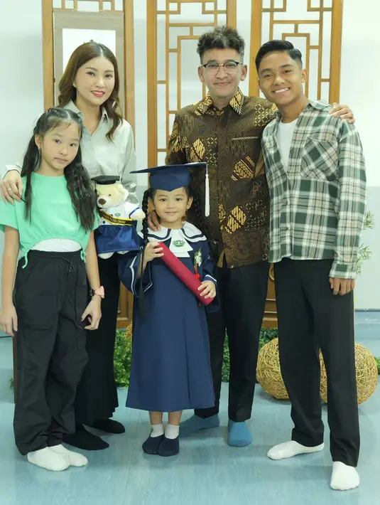 Ruben dan Sarwendah hadir dengan senyum bahagia. Berbeda dari Ruben yang memakai batik, Sarwendah memilih kemeja kasual untuk outfitnya. Bersama ketiga anak, mereka menikmati acara kelulusan dengan melakukan foto keluarga. Aksi keduanya pun tuai pujian warganet. (Liputan6.com/IG/@ruben_onsu)