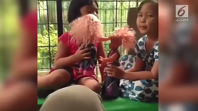 Video pendek tentang bocah yang main boneka barbie sambil membaca ayat kursi viral di media sosial.