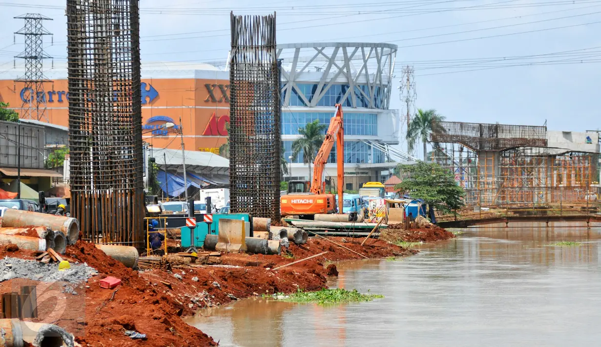Tiang-tiang pancang yang digunakan sebagai penopang badan jembatan jalan raya Tol Bekasi Cawang dan Kampung Melayu (Becakayu) di tepian Kalimalang, Jakarta, Selasa (19/4). Pembangunan tol Becakayu ditargetkan selesai pada 2017. (Liputan6.com/Yoppy Renato)