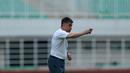 Pelatih Uzbekistan, Ravshan Khaydarov  memberikan instruksi pada uji coba lapangan di Stadion Pakansari, Bogor, (26/4/2018). Uzbekistan merupakan salah satu tim yang akan mengikuti ajang PSSI Anniversarry Cup 2018. (Bola.com/Nick Hanoatubun)