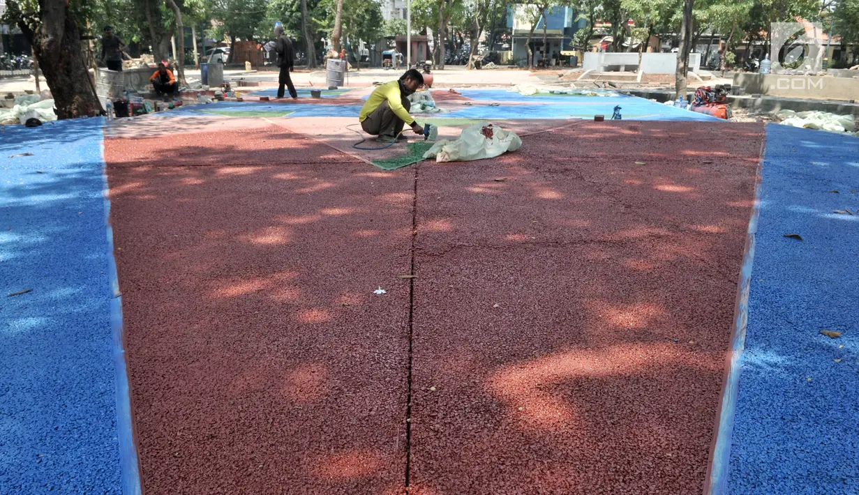 Pekerja menyelesaikan pemasangan batu berpori di Taman Gorontalo, Tanjung Priok, Jakarta, Senin (19/8/2019). Gubernur DKI Jakarta Anies Baswedan menargetkan pembangunan 53 Taman Maju Bersama yang tersebar di Jakarta rampung pada Desember 2019. (merdeka.com/Iqbal Nugroho)