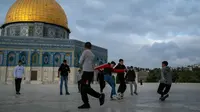 Anak-anak bermain sepak bola di halaman Masjid Al-Aqsa di Kota Tua Yerusalem pada 11 Februari 2025 (AFP/Jewel Samad)