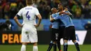 Kapten Timnas Inggris, Steven Gerrard (kiri) menyaksikan selebrasi pemain Uruguay saat berlaga di babak penyisihan Piala Dunia 2014 Grup D di Stadion Corinthians, Sao Paulo, Brasil, (20/6/2014). (REUTERS/Ivan Alvarado)