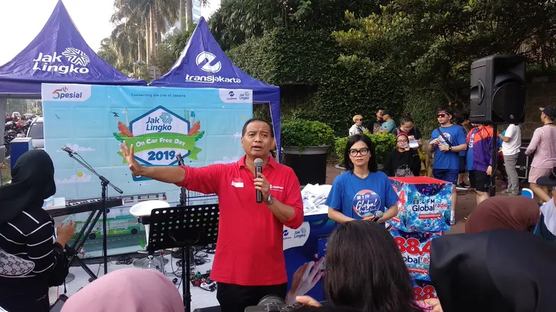 Direktur Utama PT Transjakarta Agung Wicaksono memperkenalkanBus Listrik Transjakarta kepada masyarakat di Car Free Day (CFD) Bundaran HI, Jakarta. (Liputan6.com/Putu Merta Surya Putra)