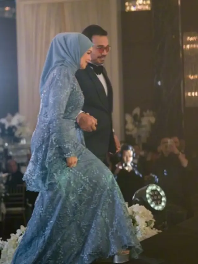 7 Potret Gaun Brokat Siti Nurhaliza di Pernikahan Anak Sambung, Detail Payet Memukau