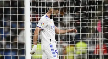 Reaksi pemain Real Madrid Karim Benzema saat melawan Osasuna pada pertandingan La Liga Spanyol di Stadion Santiago Bernabeu, Madrid, Spanyol, 27 Oktober 2021. Pertandingan berakhir 0-0. (AP Photo/Jose Breton)