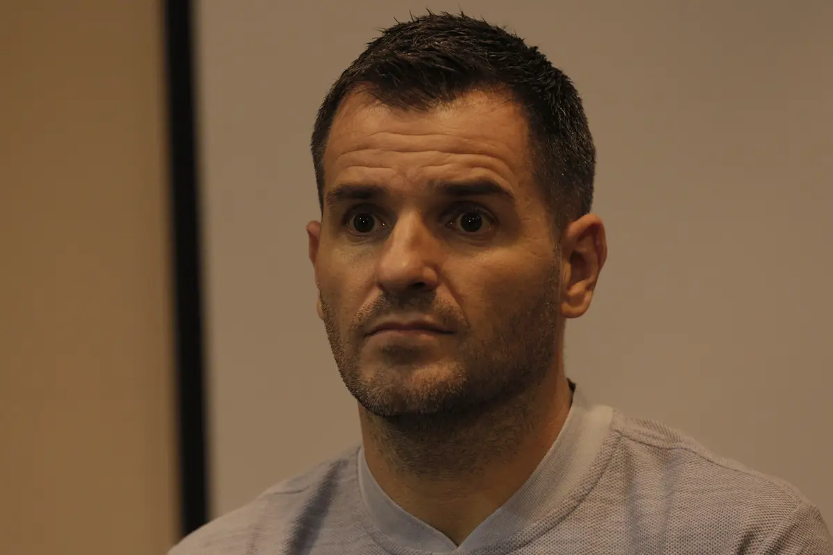 Pelatih Timnas Indonesia, Simon McMenemy, mengamati pertanyaan wartawan saat jumpa pers. (Bola.com/Okie Prabhowo)