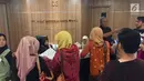 Puluhan calon jemaah Umrah mendatangi Kantor First Travel di GKM Green Tower, Jakarta, Kamis (27/7). Menurut pihak First Travel ada sekitar lebih dari 25 ribu jemaah umrah yang masih tertunda keberangkatannya. (Liputan6.com/Immanuel Antonius)