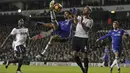 Striker Chelsea, Diego Costa, berusaha membobol gawang Tottenham. Total The Blues melakukan 11 tembakan sementara Tottenham melakukan percobaan sebanyak sembilan kali. (AFP/Adrian Dennis) 