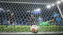 Pemain Chelsea Timo Werner (kiri) mencetak gol ke gawang Zenit St. Petersburg yang dijaga kiper Zenit Mikhail Kerzhakov pada pertandingan sepak bola Grup H Liga Champions di Gazprom Arena, St.Petersburg, Rusia, 8 Desember 2021. Pertandingan berakhir dengan skor 3-3. (AP Photo/Dmitry Lovetsky)