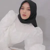 Selain berkarier sebagai penyanyi, Putri Delina juga dikenal sebagai seorang selebriti internet. Anak dari Sule ini memiliki banyak followers di akun Instagram serta TikToknya. Putri banyak memiliki penggemar karena gaya penampilannya yang stylish.(Liputan6.com/IG/@putridelinaa)