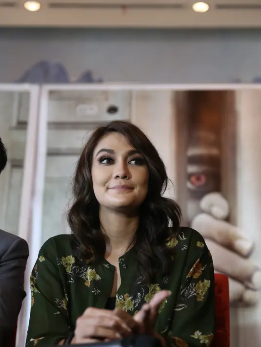 "Waktu pertama kali ditawarin. Scene ga banyak tapi cukup ada andil dalam cerita. Agak deg-degan. Disini dah enak tiba-tiba kesana," kata Luna Maya di kantor MD Pictures, Setiabudi, Jakarta Selatan, Jumat (6/10/2017). (Nurwahyunan/Bintang.com)