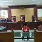 Axel Matthew Thomas saat menjalani sidang perdana kasus narkoba. (Liputan6.com/Pramita Tristiawati)