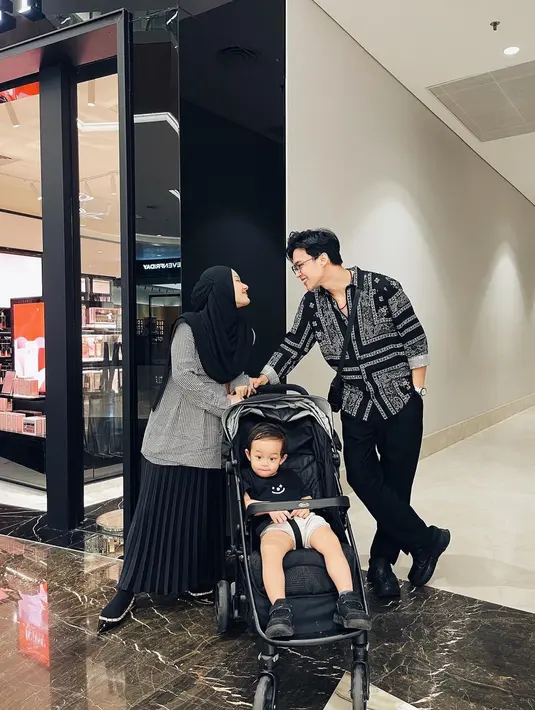 Tunic dan rok plisket hitam jadi gaya andalan Dinda Hauw kala jalan-jalan di mal. @rey_mbayang.