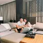 Iko Uwais dan Audy Item bersama buah hati (Sumber: Instagram/iko.uwais)