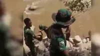 Potret TNI Angkat Ember demi Bangun Jembatan di Tapanuli Tengah