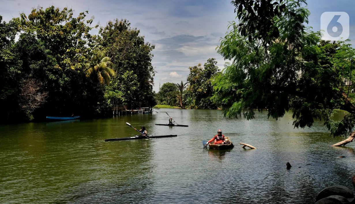 Warga bermain kano di Setu Tujuh Muara, Pamulang, Tangerang Selatan, Banten, Kamis (3/3/20222). Dengan harga sewa per perahu Rp 30 - Rp 50 ribu, pengunung dapat berkeliling pulau yang berada di Setu Tujuh Muara. (merdeka.com/Arie Basuki)