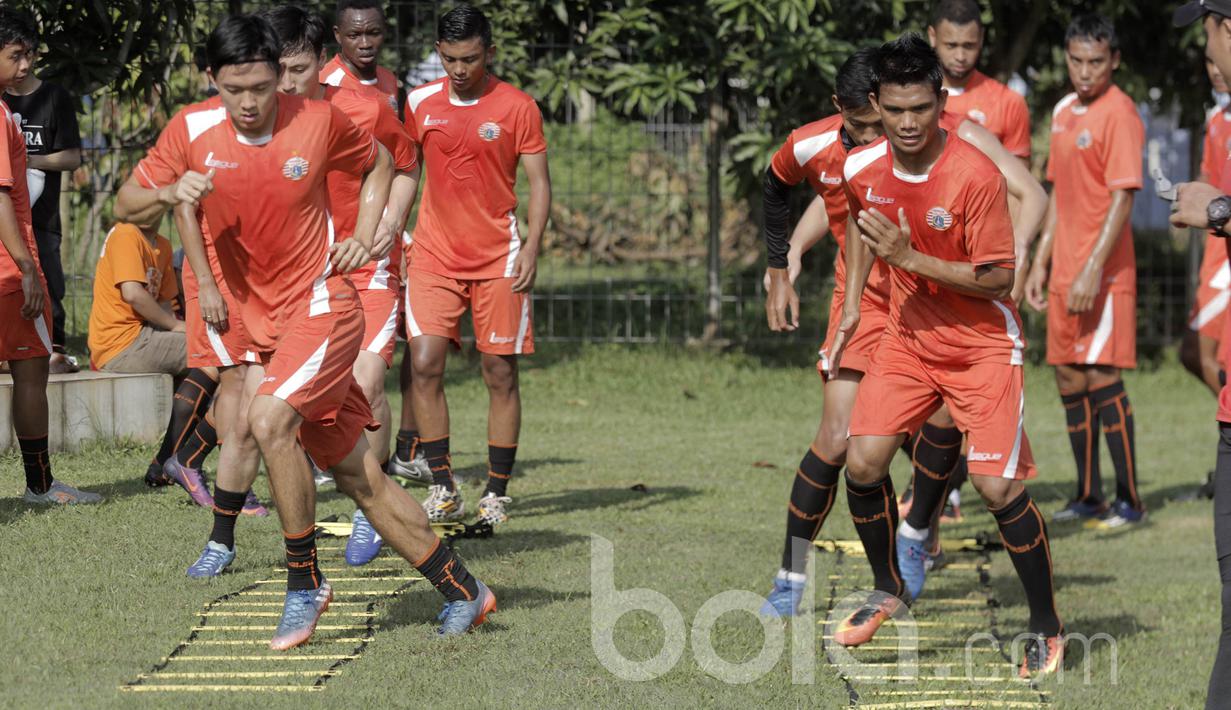 Sejumlah Pemain Persija Jakarta saat mengikuti latihan. Menu latihan hari ini lebih menekankan ketahanan fisik pemain. (Bola.com/M Iqbal Ichsan)