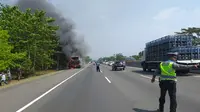 Sebuah bus pariwisata terbakar di ruas Tol Jagorawi. (Liputan6.com/Achmad Sudarno)